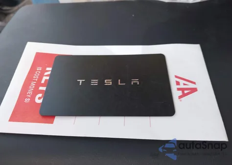 2024 Tesla Model Y Long Range Dual Motor All-Wheel Drive z USA, uszkodzony, nr VIN 7SAYGDEE4RF161429